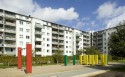 Kinderspielplatz mit bunten Spielgeräten im Innenhof